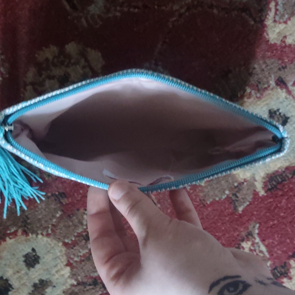 3/15 ๐ฆ Blue and White Clutch - Picture 3 of 5